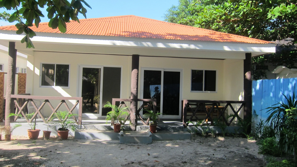 The Sharks Tail Dive Resort, Daanbantayan