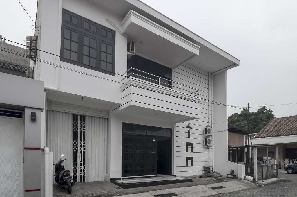 RedDoorz near Poncol Station, Semarang