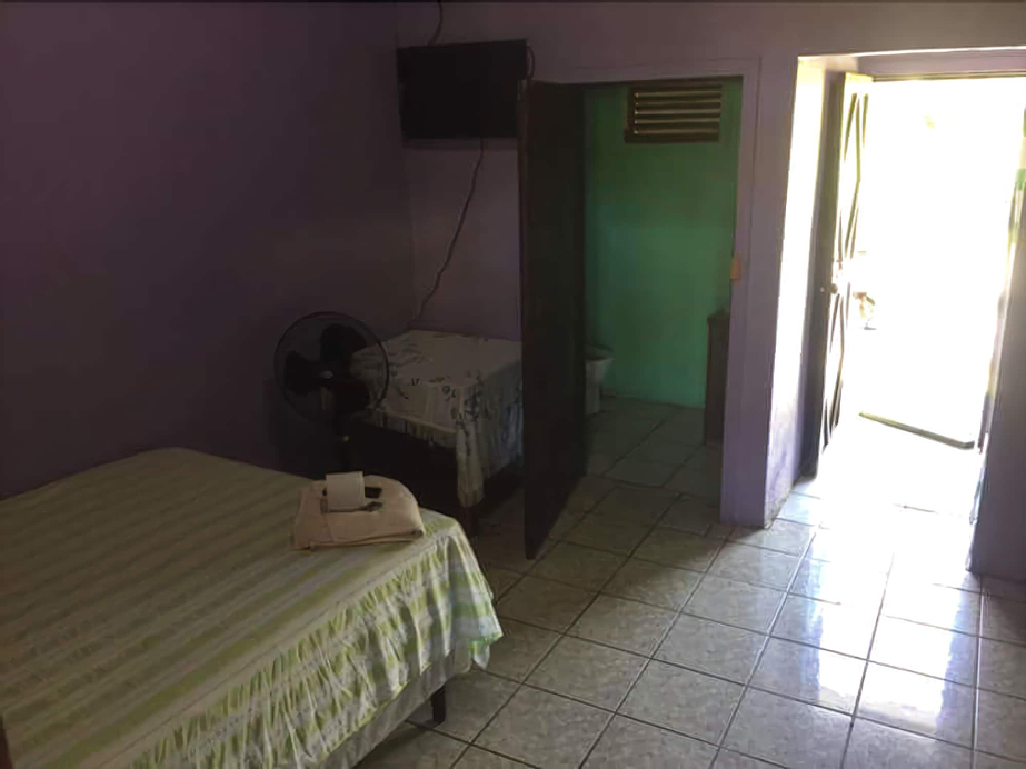 G's Place, Roatán