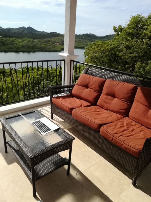 Dos Bahias, Roatán
