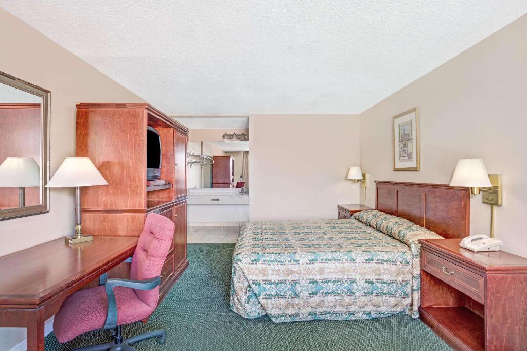 Super 8 by Wyndham Meadow Wood Courtyard, Washoe