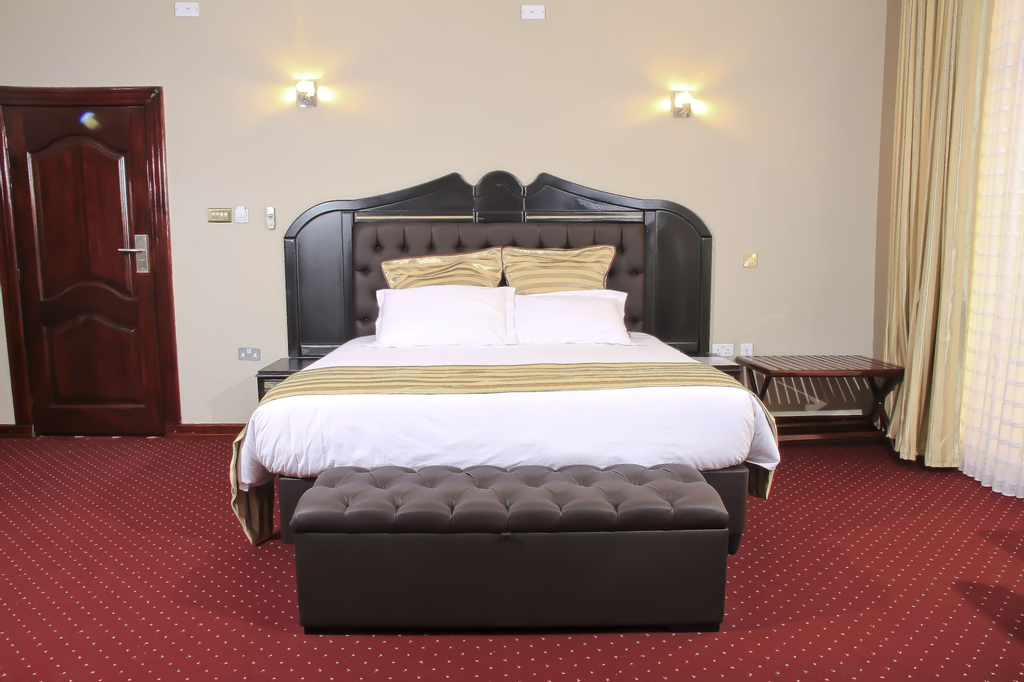 New Agena Hotel, Roherero