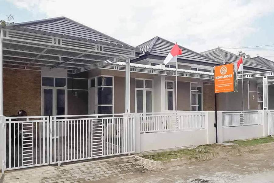 Koolkost Male Syariah near Politeknik Negeri Madiun (Minimum 6 Nights Stay), Madiun