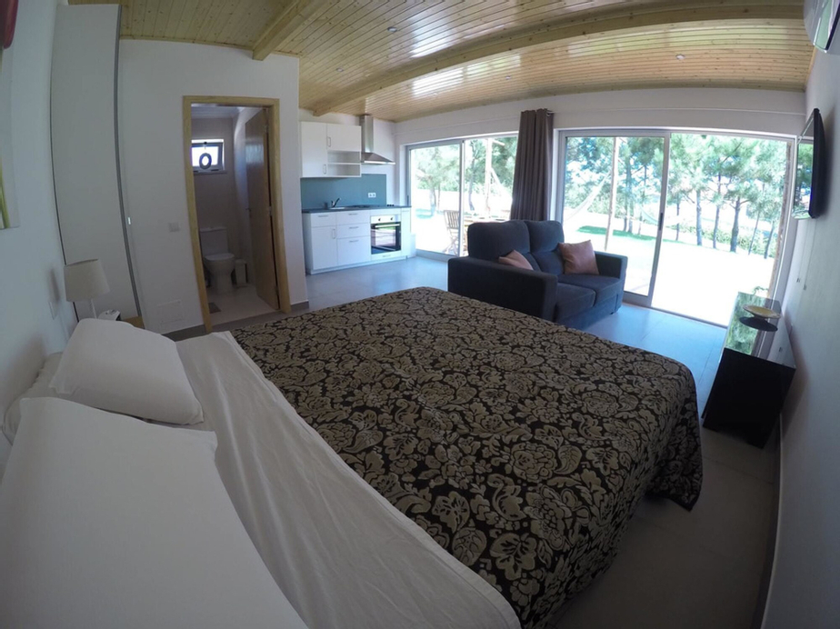 Studio in Serra do Bouro, With Pool Access, Enclosed Garden and Wifi -, Caldas da Rainha