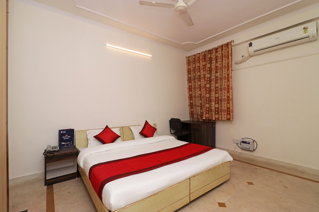 OYO 11452 Golden Castle Lodge, Gautam Buddha Nagar