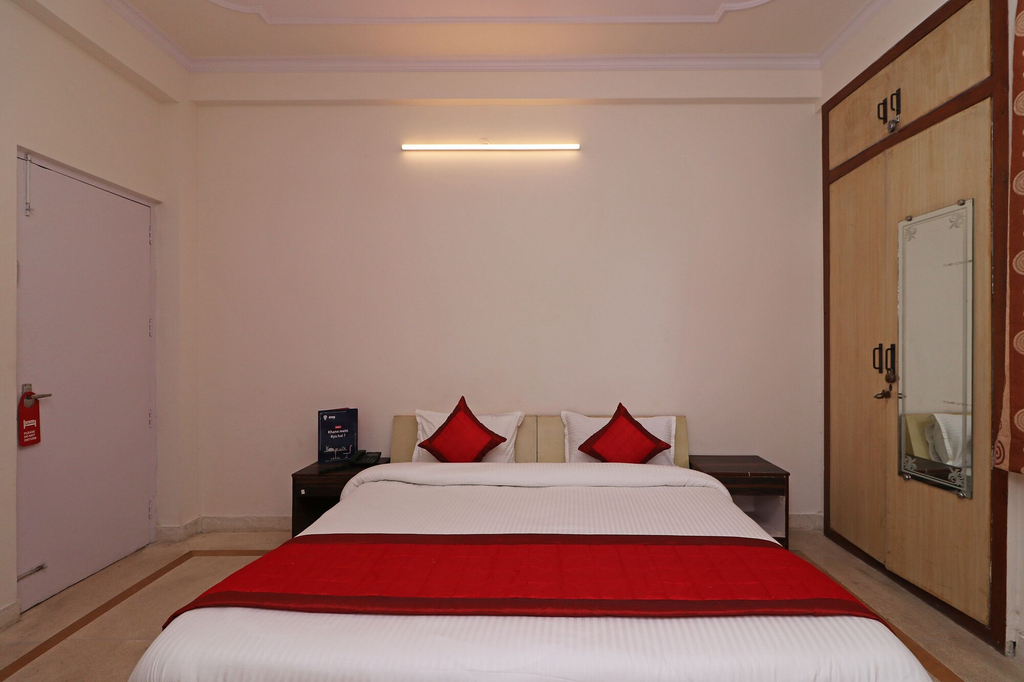 OYO 11452 Golden Castle Lodge, Gautam Buddha Nagar