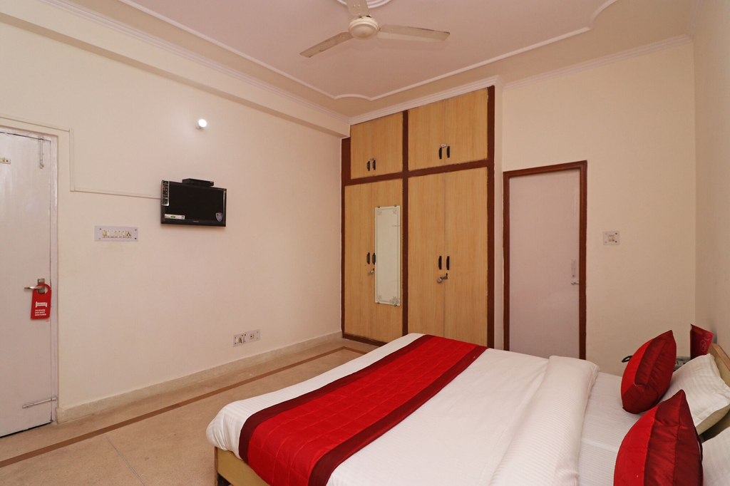 OYO 11452 Golden Castle Lodge, Gautam Buddha Nagar