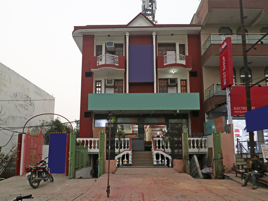 OYO 11452 Golden Castle Lodge, Gautam Buddha Nagar