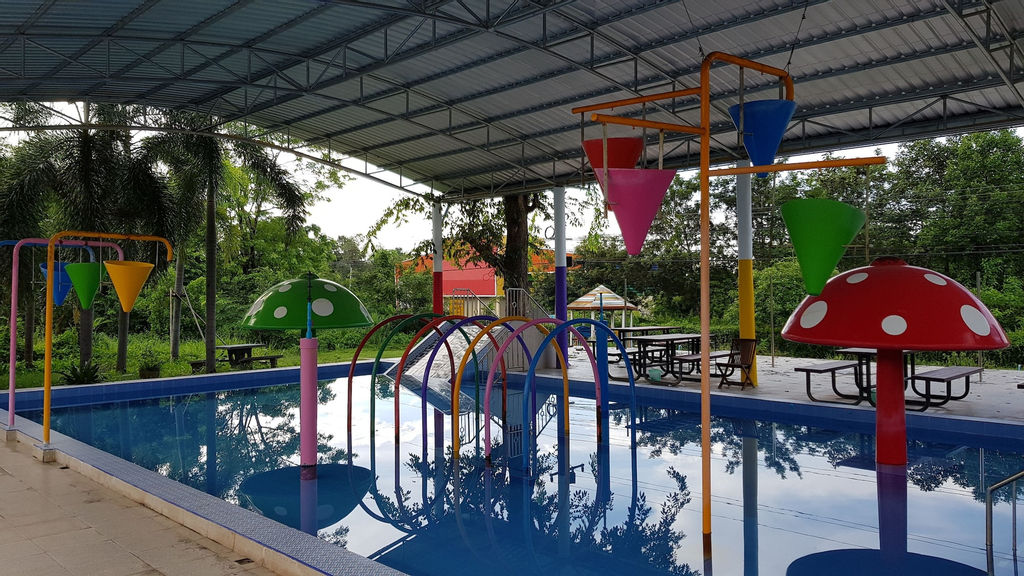 Rainbow Resort, Phen