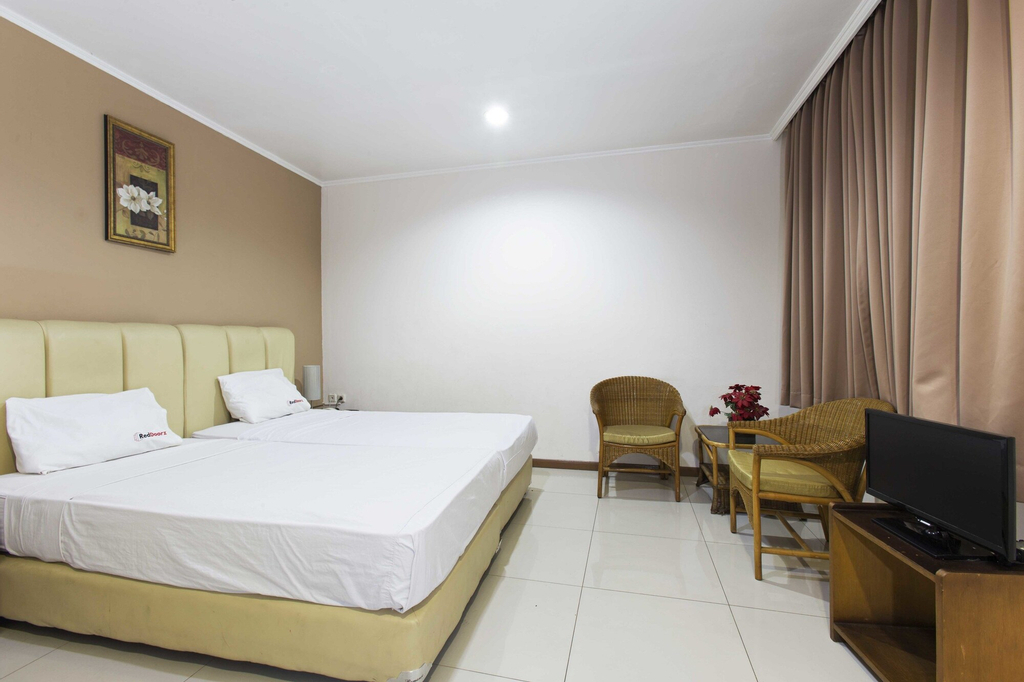RedDoorz near Gondangdia Station, Central Jakarta