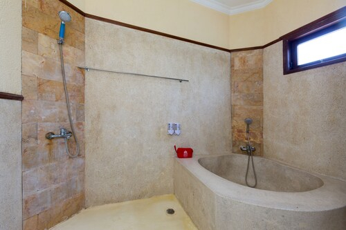 ZEN Premium Ubud Sanggingan 2, Gianyar