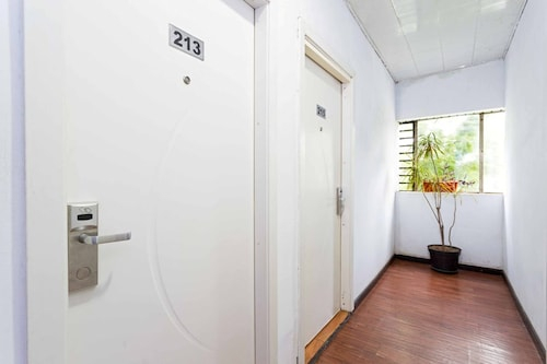 RedDoorz near Citraland Mall, Jakarta Barat