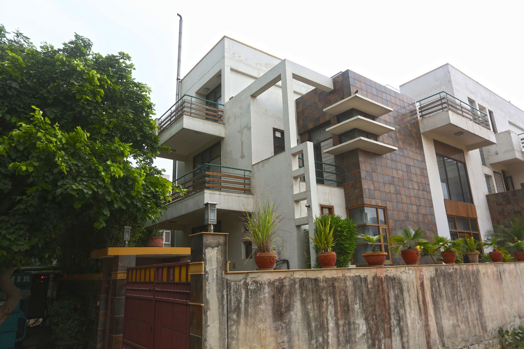 OYO 5528 DLF Phase 4, Gurgaon