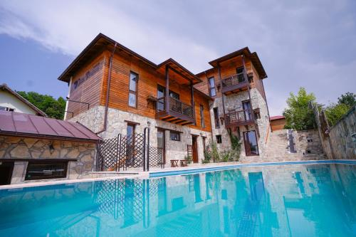 Felix Pension, Prajila