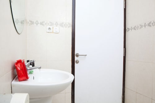 RedDoorz Plus near Floating Market Lembang, Bandung
