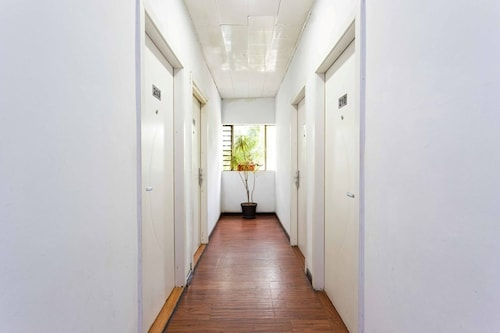 RedDoorz near Citraland Mall, Jakarta Barat