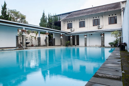 RedDoorz Plus near Floating Market Lembang, Bandung