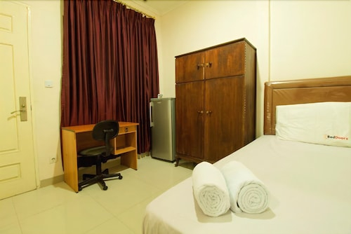 RedDoorz near Taman Puring, Jakarta Selatan