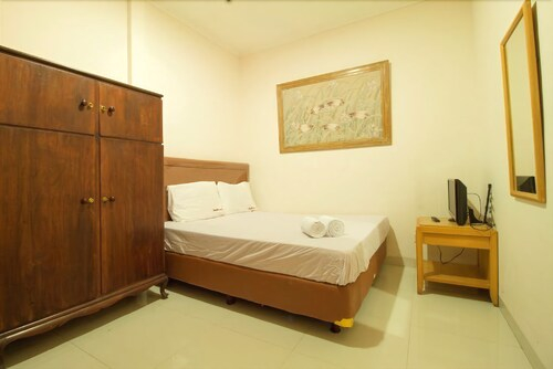 RedDoorz near Taman Puring, Jakarta Selatan