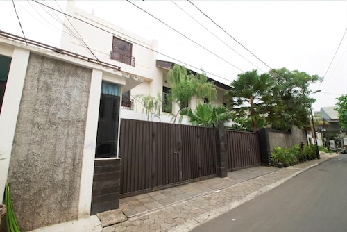 RedDoorz near Taman Puring, Jakarta Selatan