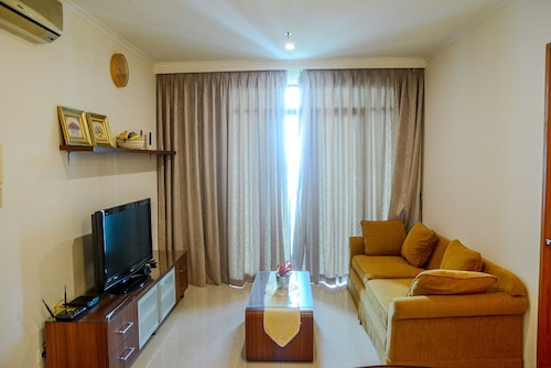 Best Spacious Hampton's Park Apartment, Jakarta Selatan