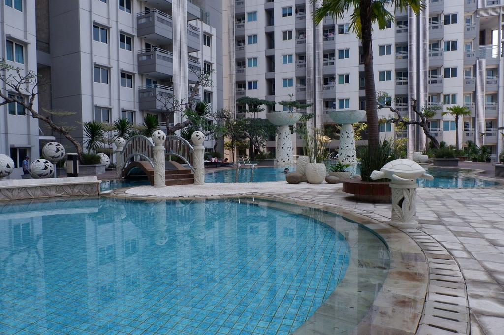 Close to Pool Studio Apartment Sky Terrace at Daan Mogot Baru By Travelio, Jakarta Barat