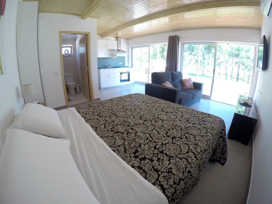 Studio in Serra do Bouro, With Pool Access, Enclosed Garden and Wifi -, Caldas da Rainha