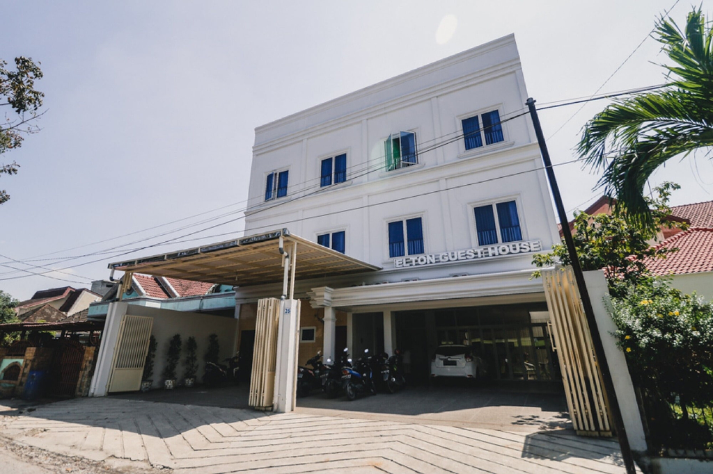 RedDoorz near Hermes Place Polonia Medan, Medan
