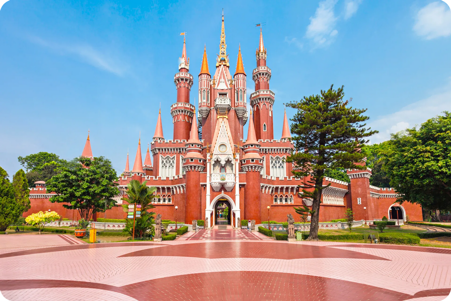 Pengunjung menikmati TMII