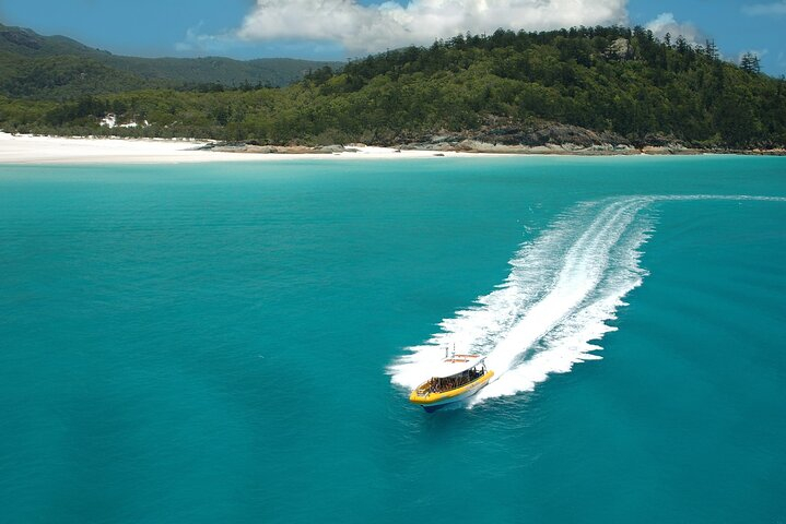 One day Whitsunday Islands cruise incl Whitehaven Beach, Snorkeling & Hill Inlet CKaH5PDN-backdrop