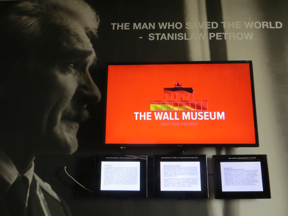 The Wall Museum Berlin at the East Side Gallery 7H7eMIZD