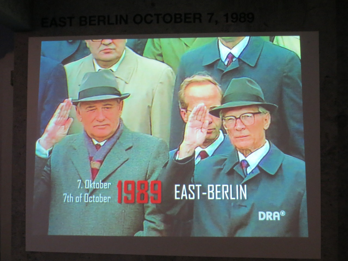 The Wall Museum Berlin at the East Side Gallery 5qix3JcF