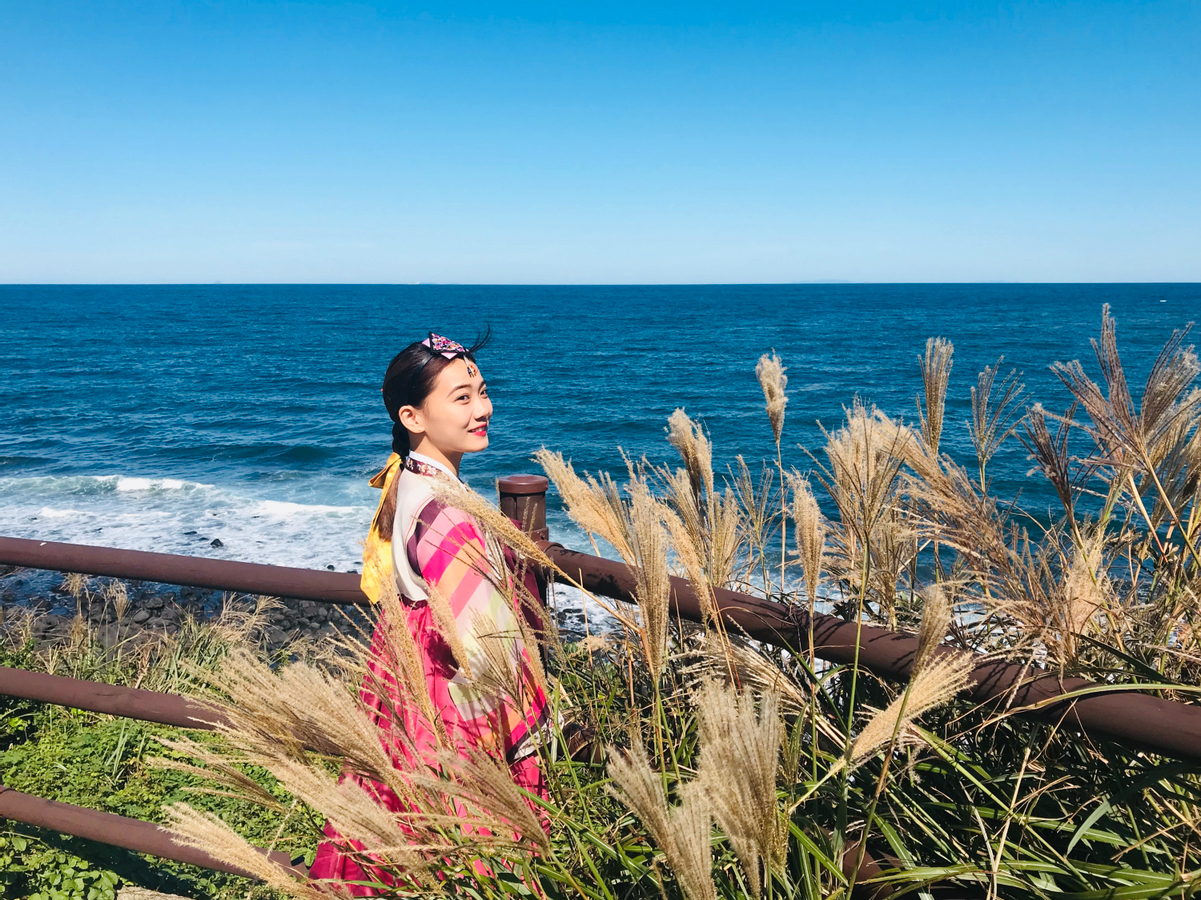 Jeju Hanbok Private Guide Tour + Photo Session in Yongduam Rock orLQAXOE