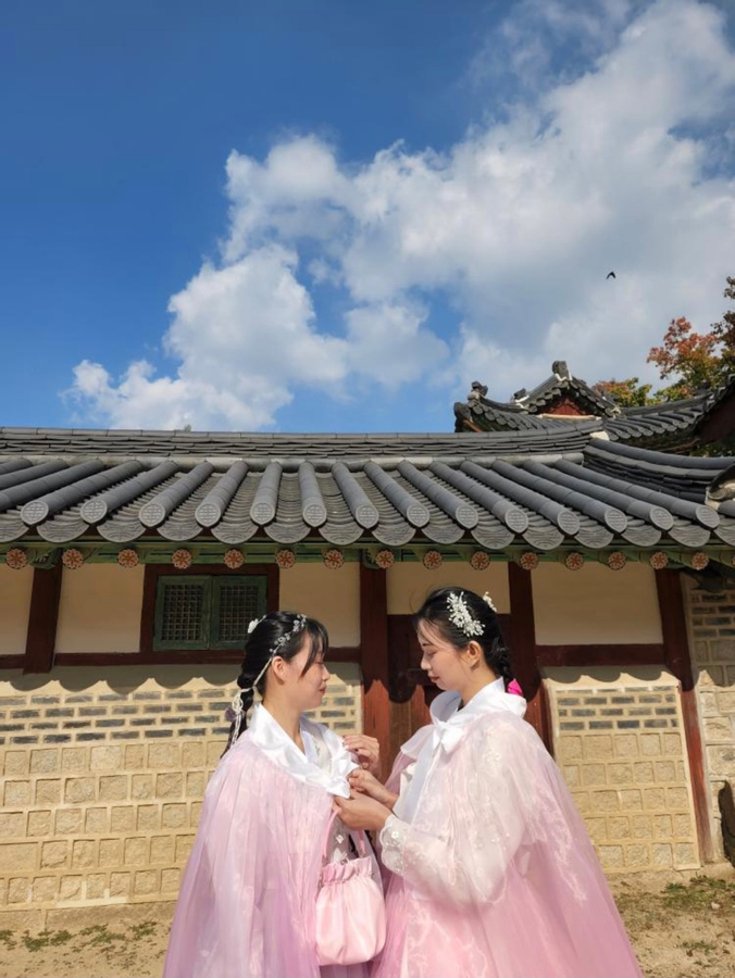 Hanbok Rental near Gyeongbokgung Palace by Dorothy Hanbok H7mlDNSV