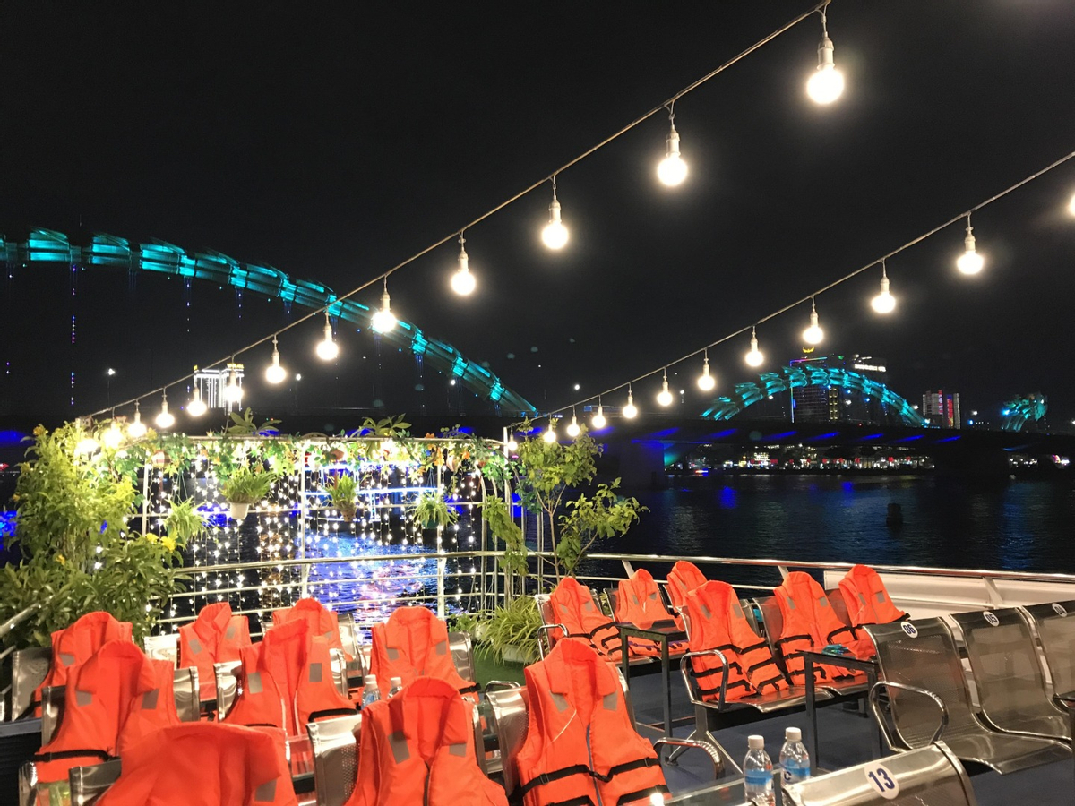 Han River by Night on My Xuan Cruise in Da Nang 8zv6H4Ol