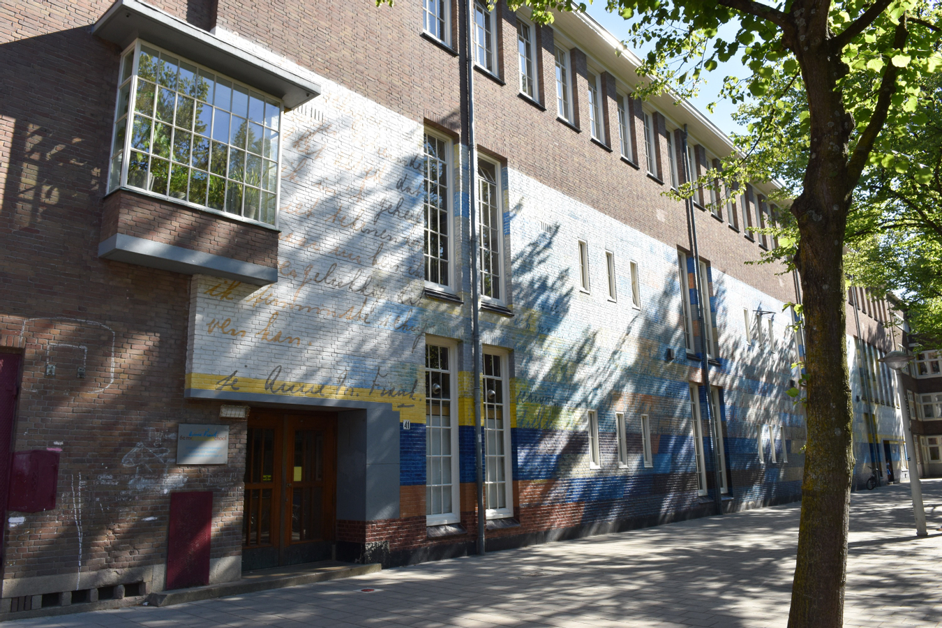 The Anne Frank Story & Neighbourhood Small Group Walking Tour kNtK0uDB