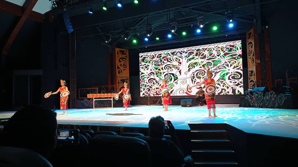 Sarawak Cultural Village and Semenggoh Wildlife Centre Tour in Kuching yVwjwllM