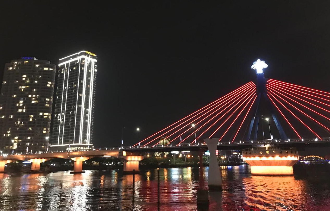 Han River by Night on My Xuan Cruise in Da Nang zWCg9gD8