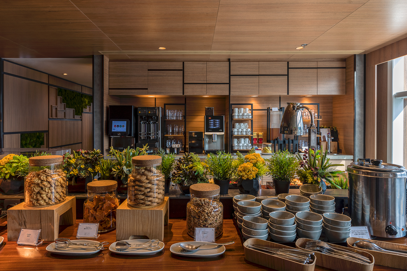 Hong Kong International Airport Lounge Service by Plaza Premium Lounge YwY4NDif