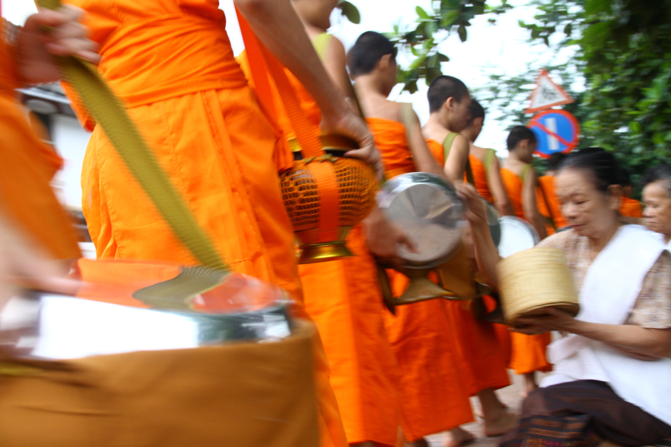 Morning Alms Giving Experience aESNGV6g