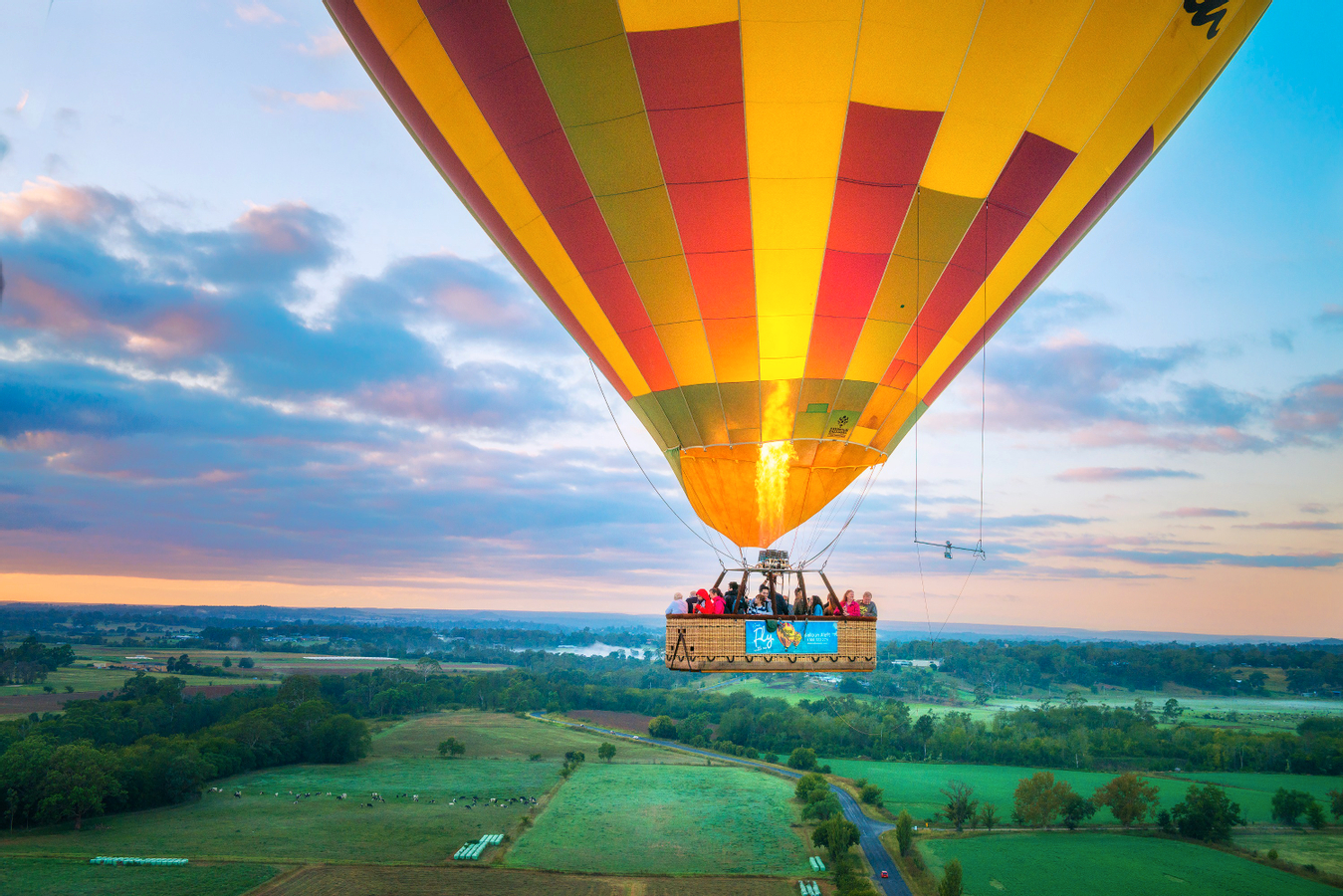 Hot Air Balloon Sunrise Flight in Camden Valley Mskc3zo7-backdrop