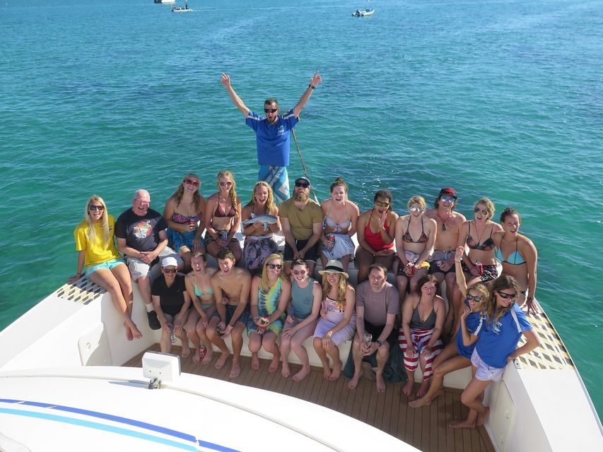 Swimming with Humpback Whales and Snorkelling in Ningaloo Reef from Exmouth ZF0zn7WB