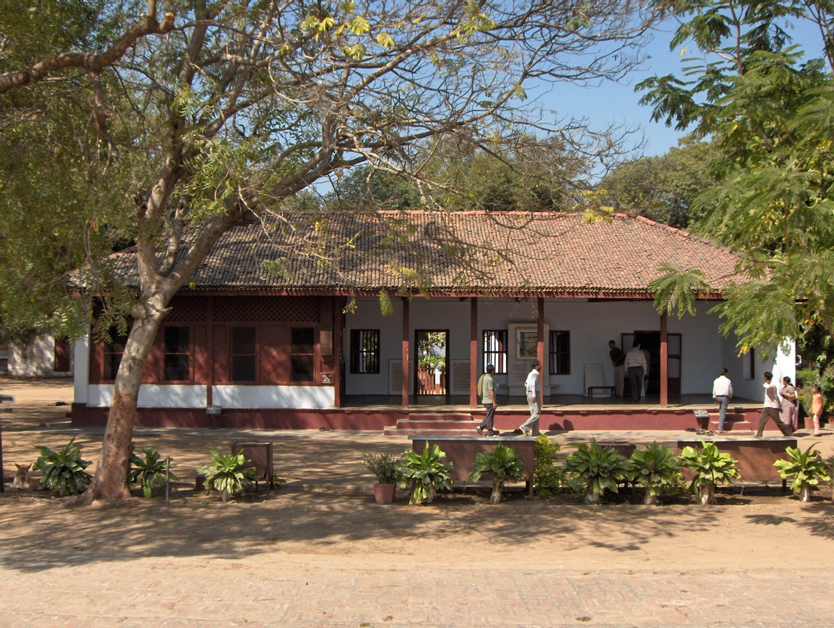 Private Car Charter in Ahmedabad 3c8oOVyt