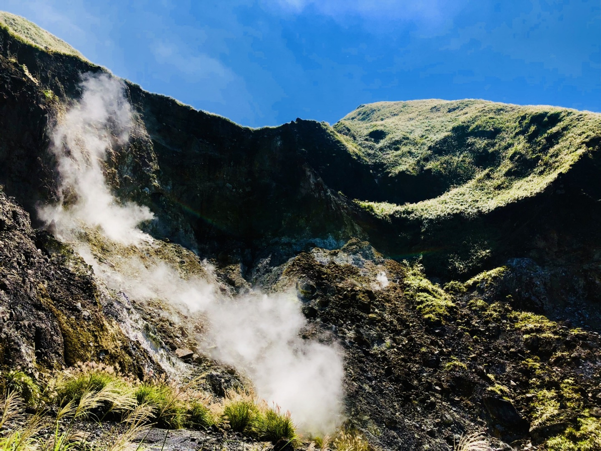 Yangmingshan Car Rental with Driver: Small Oil Pit ,Bamboo Lake ,Hot Spring Valley (Departing from Taipei) 9WAxkE9n