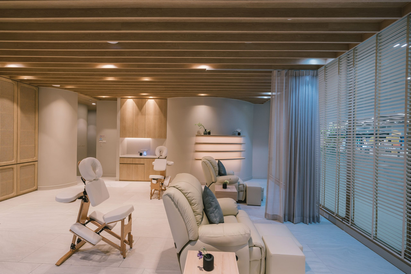 Let's Relax Spa Experience at Samyan Mitrtown in Bangkok  R5E7SwXd