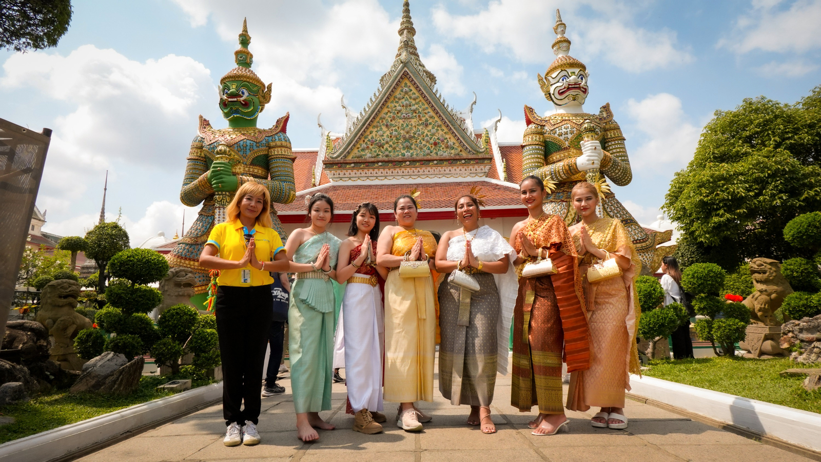 (Free eSIM)Thai Costume Photo Tour- Wat Arun in Bangkok(MyProGuide) WzaFjZQU