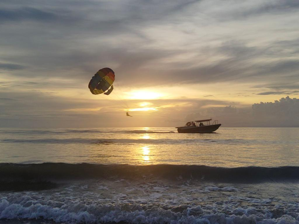 Tanjung Aru Beach Half-Day Trip with Watersports & Sunset Dinner JCNVbGdz