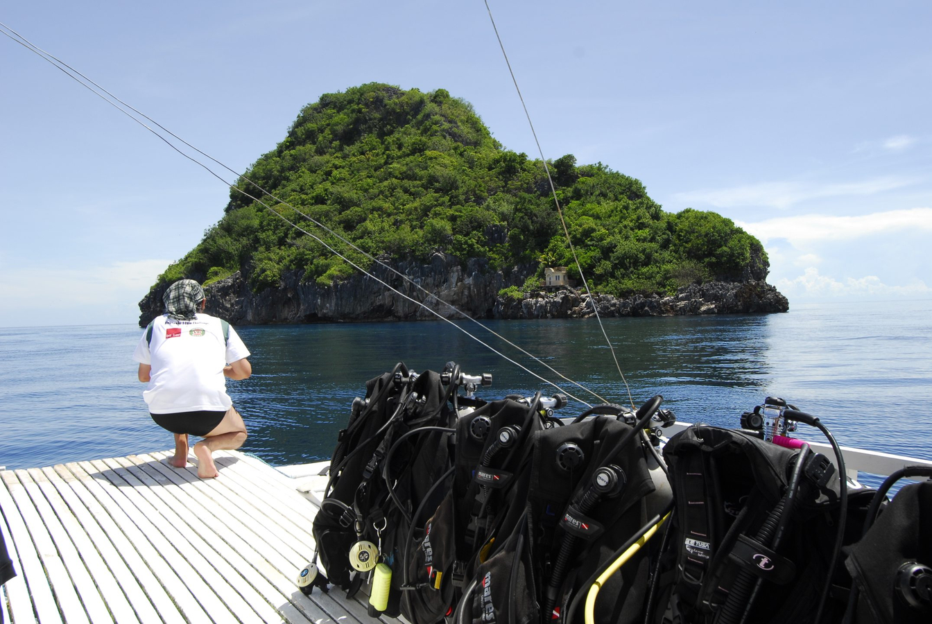 Monad & Gato Island Dive: Deep Adventure with PADI 5 Star Centre JZBlMnAD
