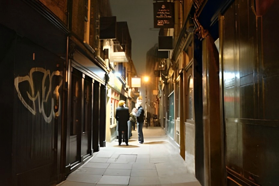 The Jack the Ripper Tour in London with Ripper-Vision Diskon 50% Paket Tur