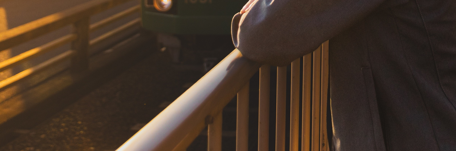 Kamakura Anime Train and Beach Portraits Photo Tour gkAWdKoN